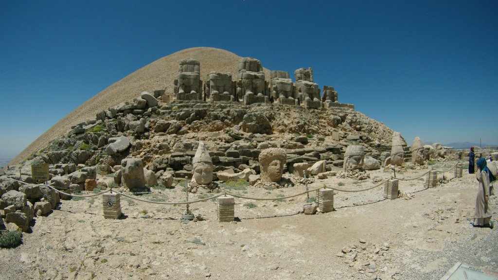 mountnemrut12.jpg